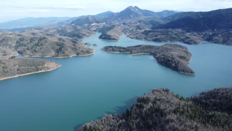 imágenes de drones de la increíble orilla de las estaciones del lago plastira y la pequeña isla dentro del lago