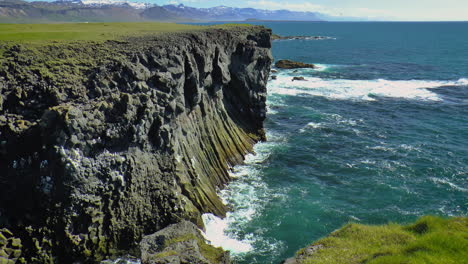 Imágenes-En-Cámara-Lenta-De-Las-Olas-Del-Mar-En-La-Costa-Con-Acantilados-Y-Rocas-En-El-Pueblo-De-Arnarstapi-En-Islandia-En-La-Península-De-Snaefellsnes