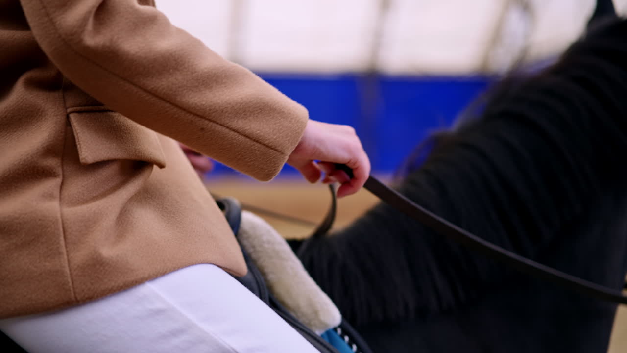 mujer montando un caballo