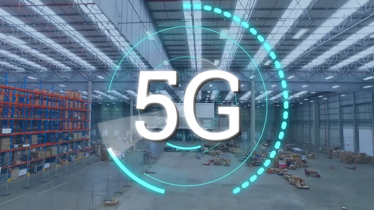 testo 5g su scanner rotondo al neon contro il magazzino sullo sfondo