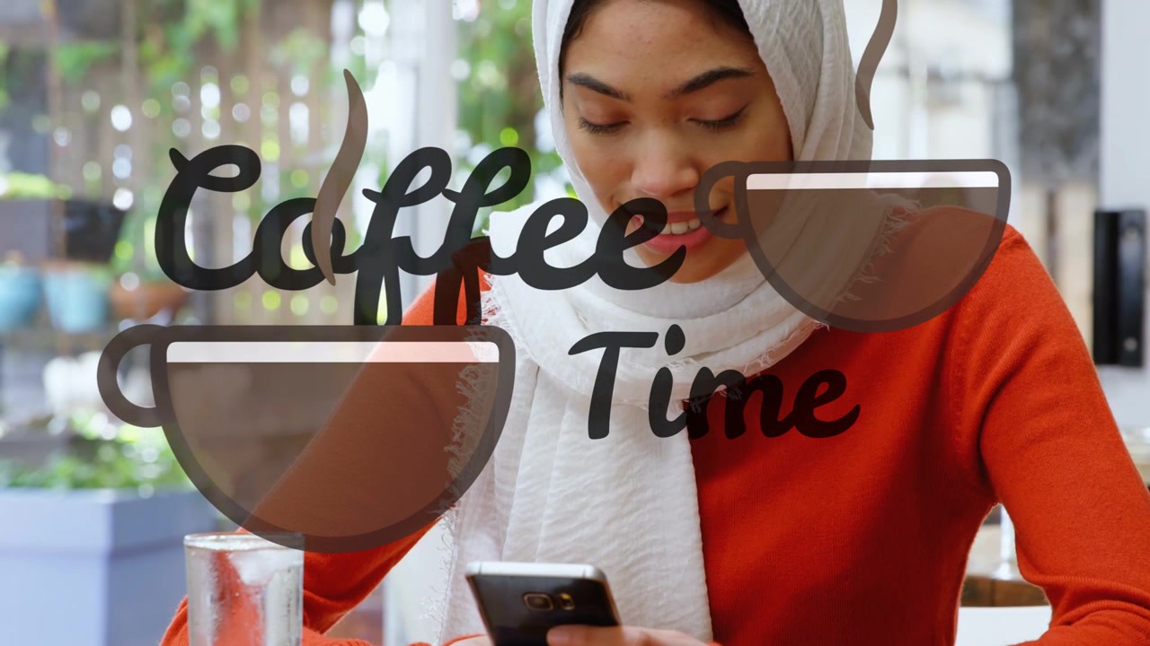 Donna seduta che legge un messaggio, sorride, alza lo sguardo e tocca il telefono, mentre l'adesivo 'Coffee Time' rimane visibile.