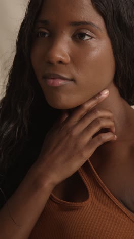 fotografía de belleza de estudio de una mujer joven sonriente con cabello largo contra un fondo neutral 7