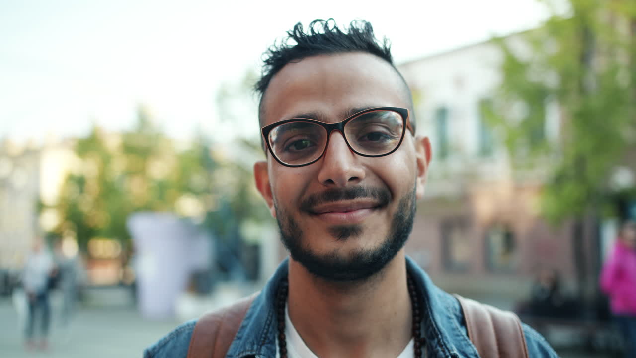 hombre en una ciudad