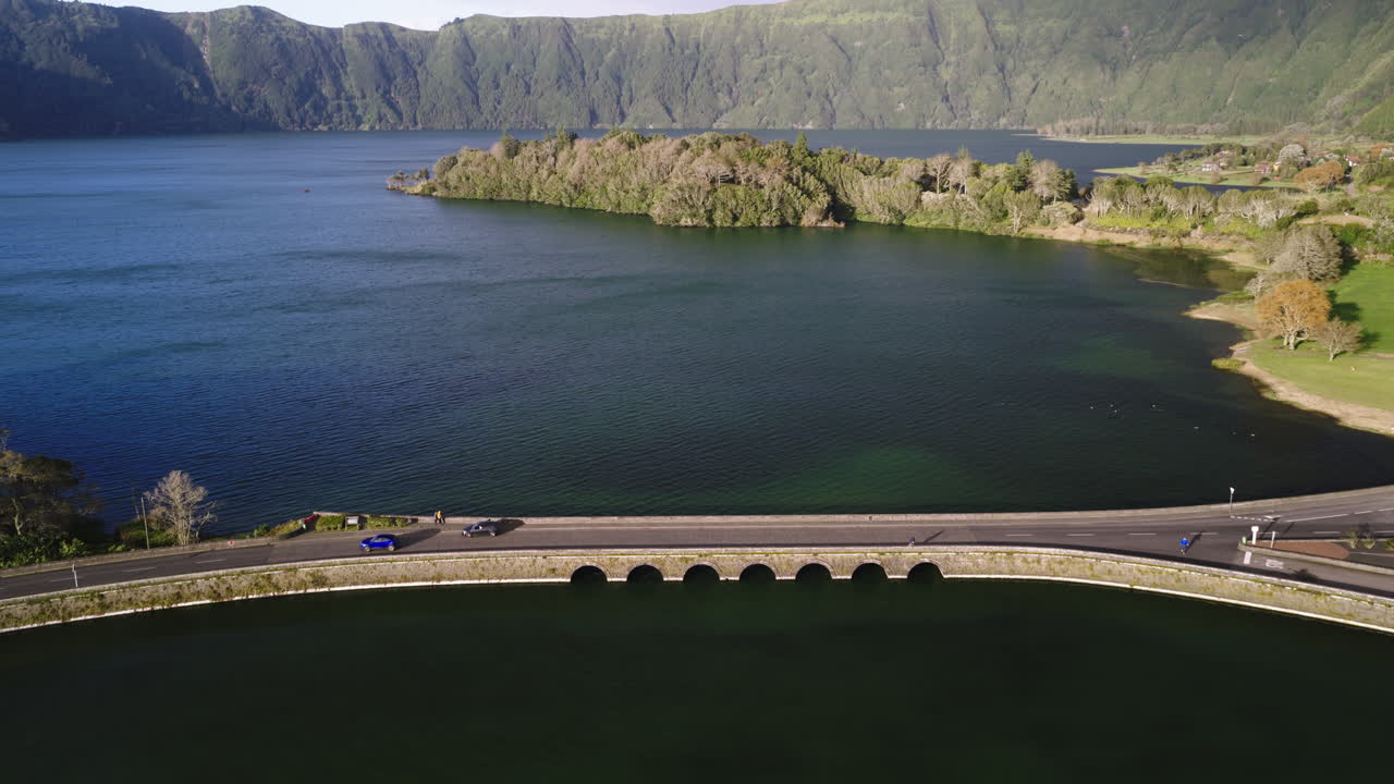 Vista aerea di un ponte che attraversa un lago vulcanico in un paesaggio montano