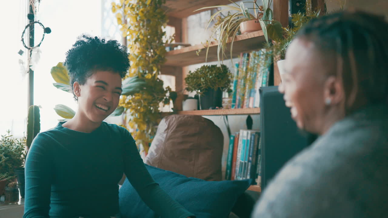 una pareja dándose el uno al otro un high-five