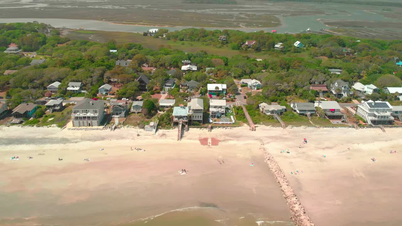 casas frente al mar en la costa atlántica en folly beach, carolina del sur.