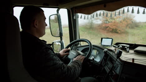 Hombre-Conduciendo-Un-Camion