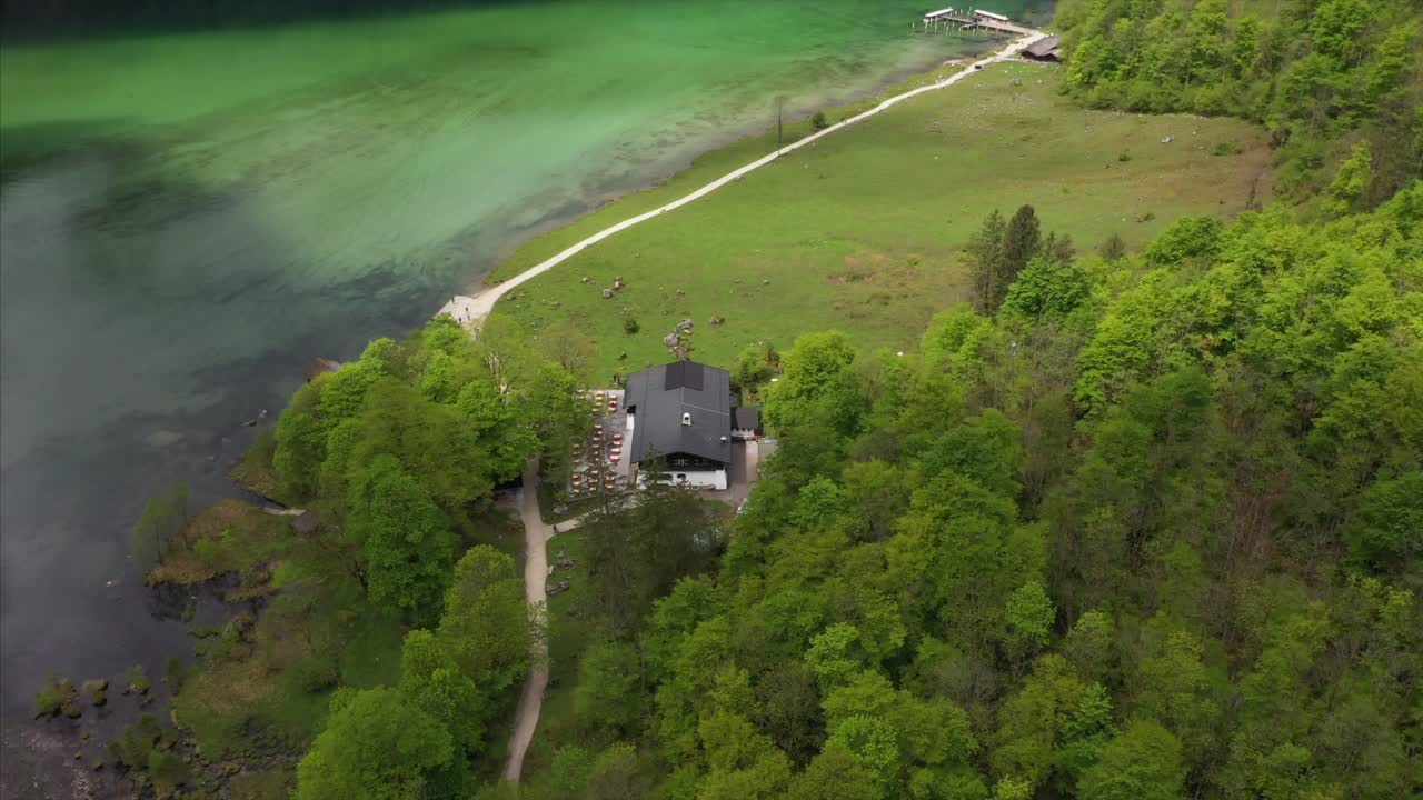 Luftfoto af restaurant ved søen og vandresti