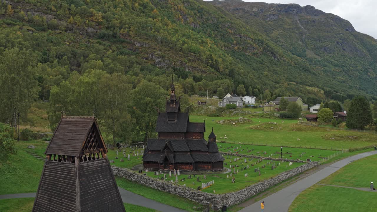 Luftfoto af den gamle Borgund Stavkirke, der fremhæver dens unikke arkitektur i Norge