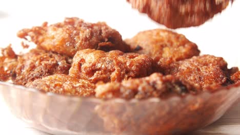 recogiendo comida frita de un cuenco