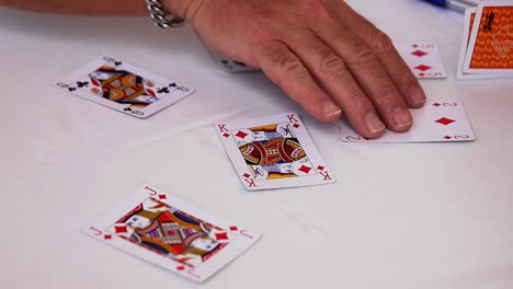 Spielkarten-Auf-Weißem-Tisch,-Karten-Zählen-Und-Die-Punkte-Aufschreiben,-Männerhände