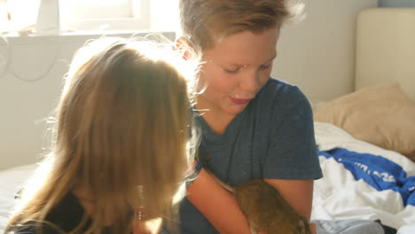 kinder spielen mit haustieren im schlafzimmer