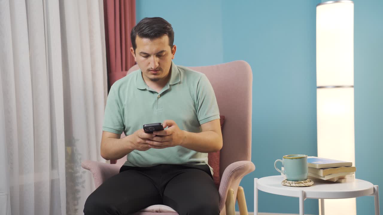 메시지에서 논쟁하는 남자는 화가 났어요.