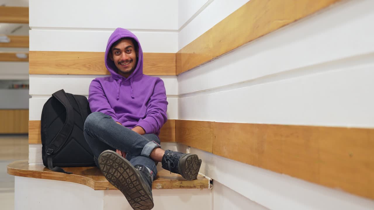 스리랑카의 남자가 배을 들고 공항에서 밤을 보내고 있는 장면이 가득 차 있습니다.