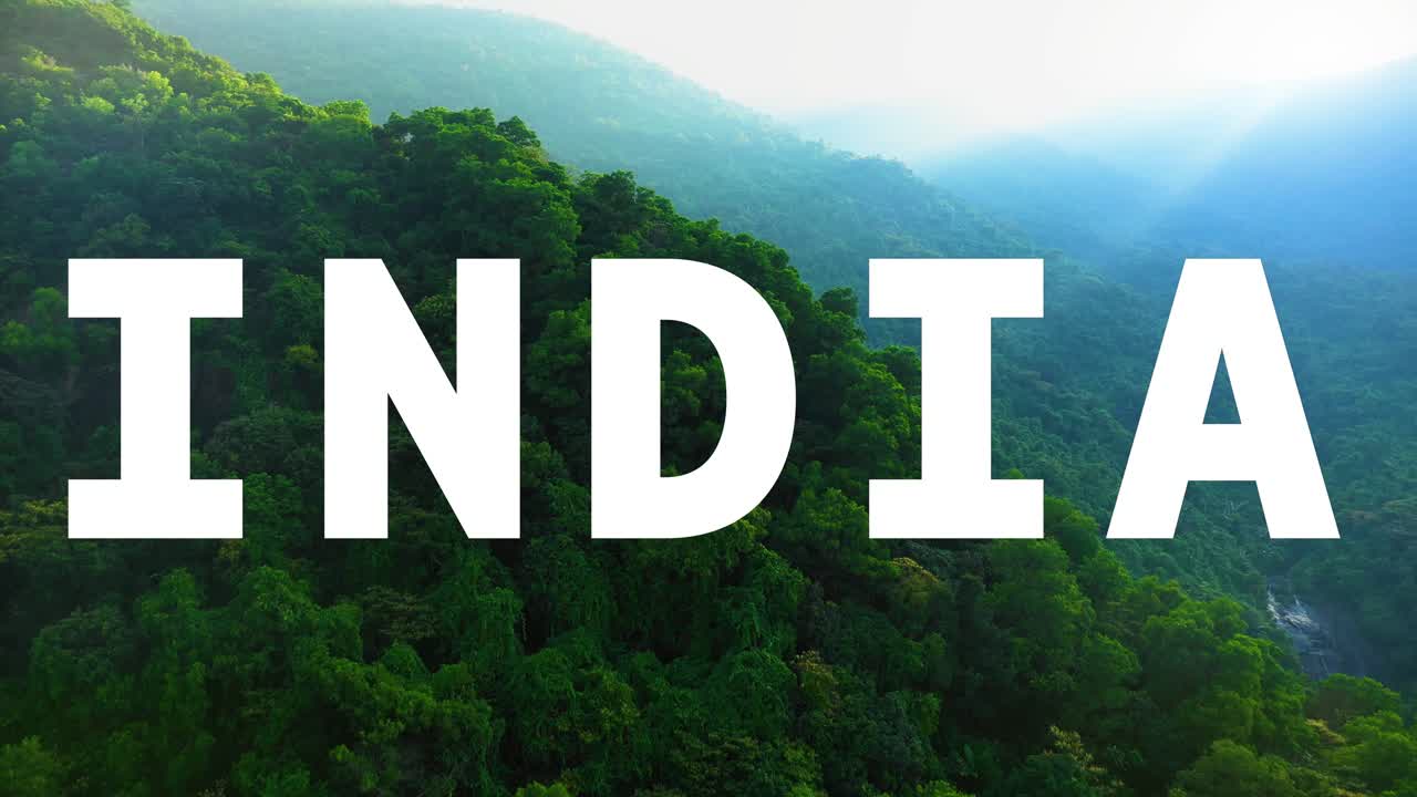 인도 의 숲 과 산 들 을 항공 드론 으로 촬영 한 애니메이션 그래픽 이 인도 를 표시 하고 있다