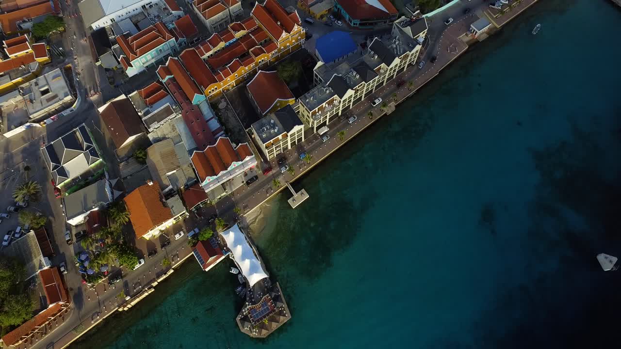 캐리비안 섬 보네르에 위치한 일몰 시 크랄렌디크 시