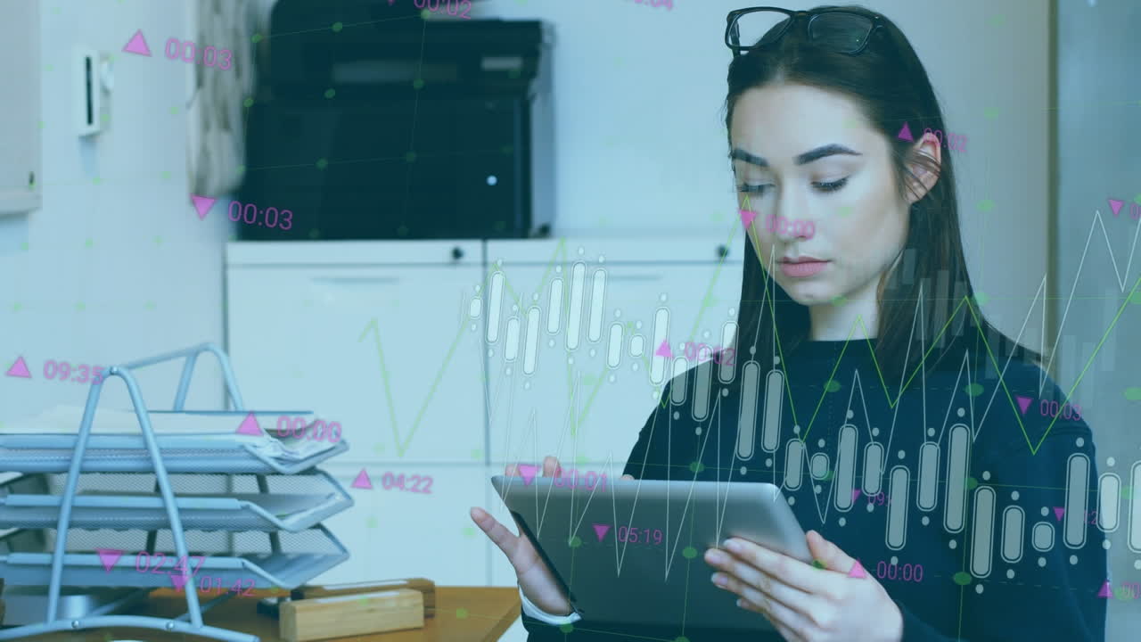 animación de procesamiento de datos contra una mujer de negocios caucásica que usa una tableta digital en la oficina