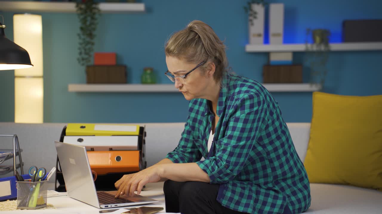 retrato ambicioso y decidido de una mujer trabajadora de oficina en casa.