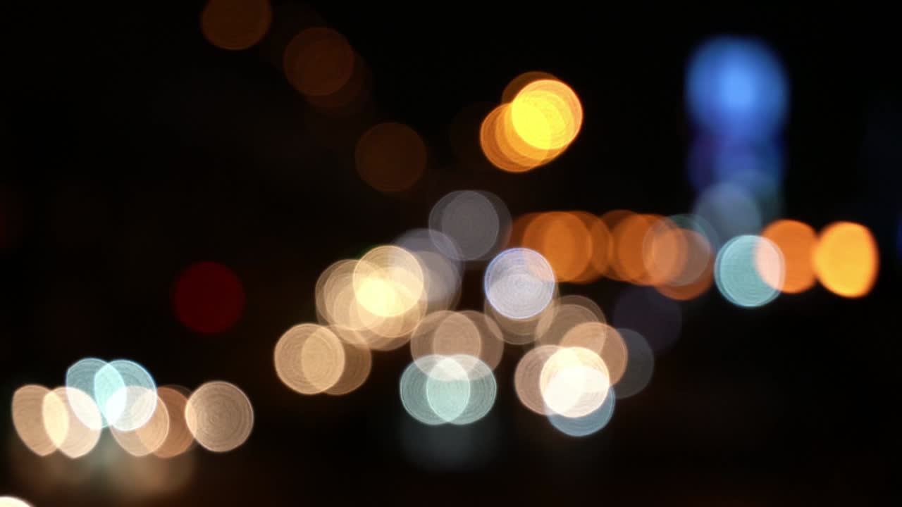 círculo borroso bokeh tráfico en la carretera por la noche