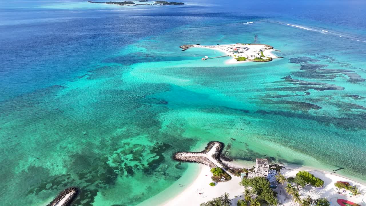 Veduta aerea con drone della barriera corallina di Maafushi e del banco di sabbia alle Maldive, laguna turchese.