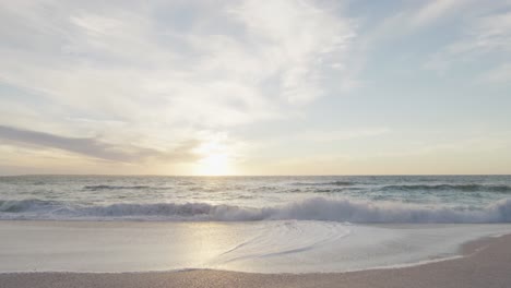 Meereslandschaft,-Strand-Und-Wogendes-Meer-Bei-Sonnenuntergang