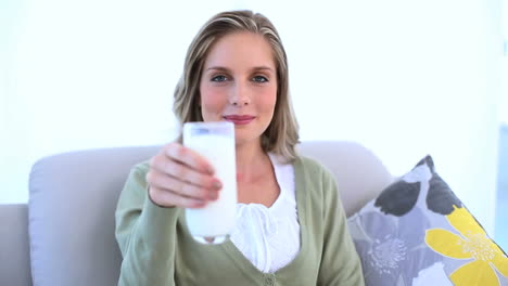 Mujer-Mostrando-Su-Vaso-De-Leche-A-La-Cámara.