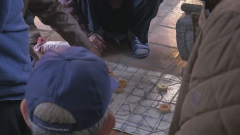 jugando juegos de mesa en la calle en hanoi, vietnam