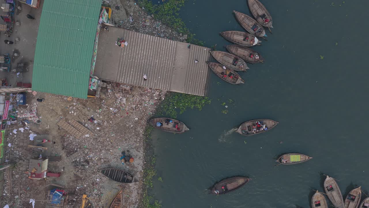 Cena movimentada de um rio com barcos a remo no rio Buriganga em Dhaka, Bangladesh