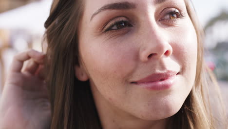rostro zoom, mujer y sonrisa con facial