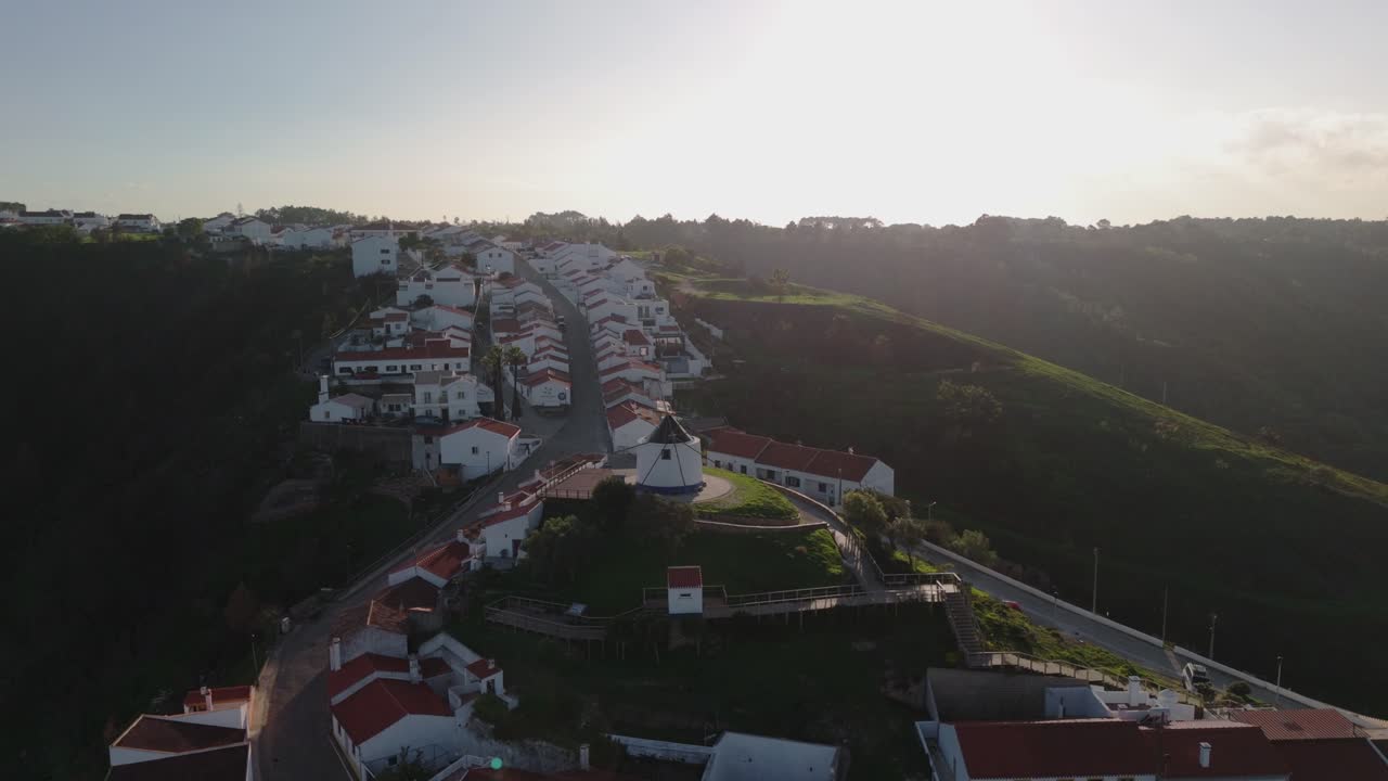 포르투갈 알가르베 에서 해가 뜨는 동안 빌라 도 비스포 의 파노라마 공중 풍경