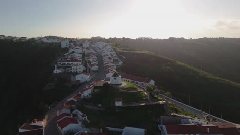 Panorama-Luftaufnahme-Von-Vila-Do-Bispo-Bei-Sonnenaufgang-An-Der-Algarve,-Portugal