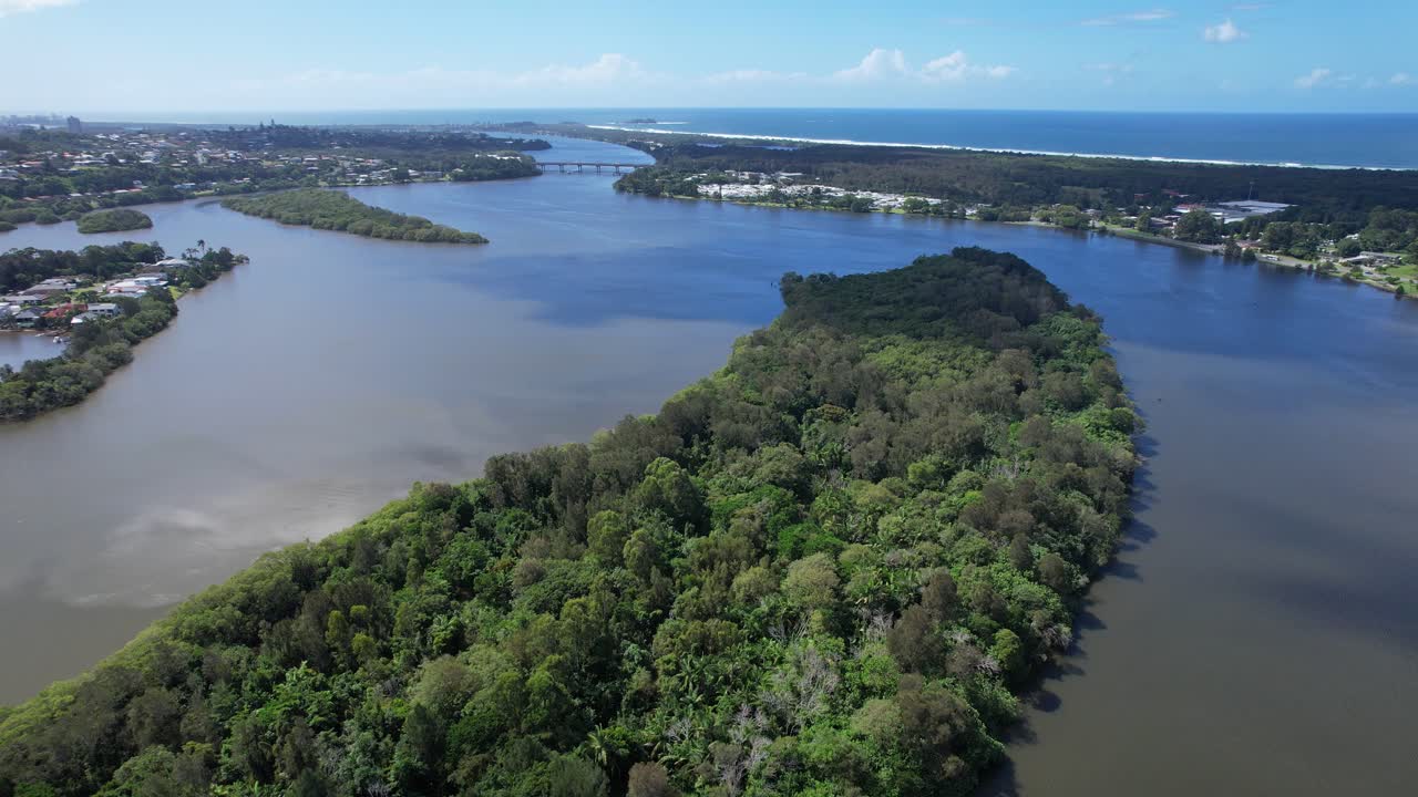vista aérea del río tweed en nueva gales del sur, australia durante el día - toma de avión no tripulado