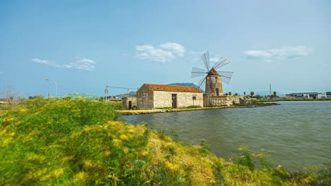 Tiro-De-Lapso-De-Tiempo-Del-Molino-De-Viento-Giratorio-En-La-Reserva-Natural-De-Las-Salinas-Durante-El-Día-Soleado---Trapani,-Sicilia