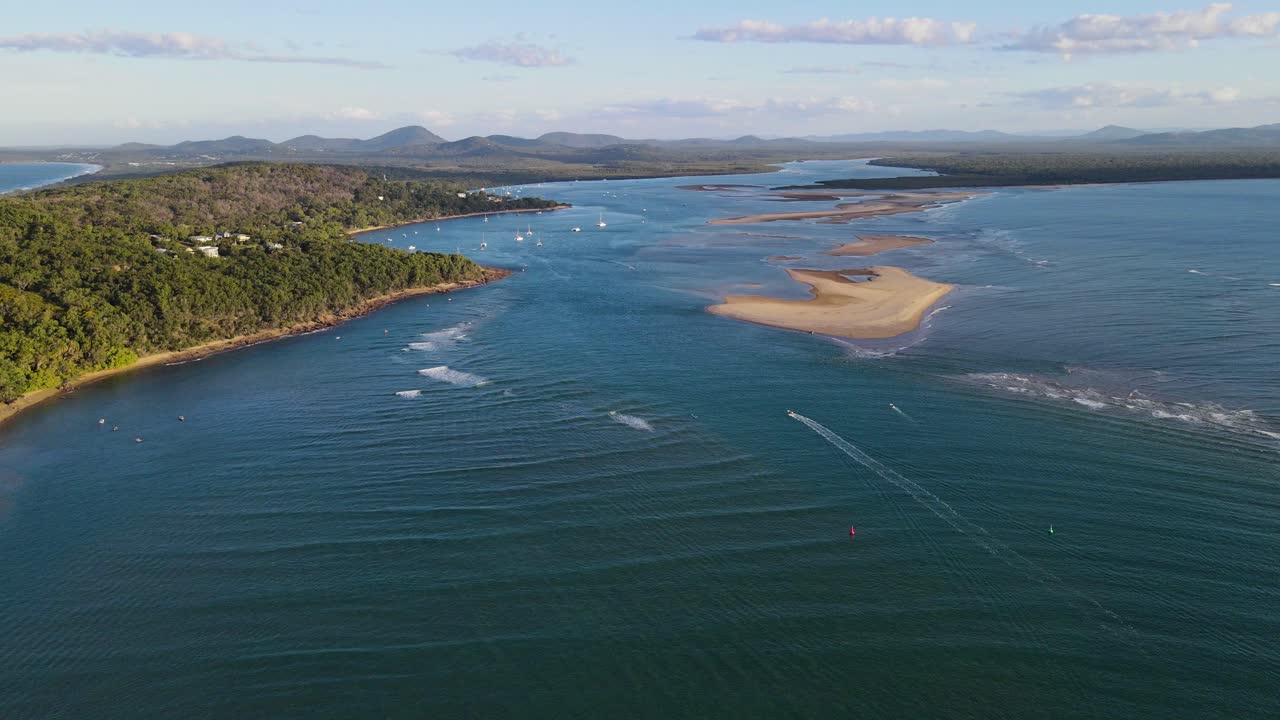 Motoscafo che attraversa lentamente la Baia di Bustard, nella città di 1770, in Queensland, Australia