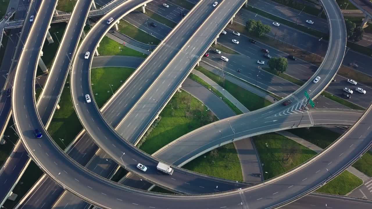 중국의 대도시 두 (chengdu) 의 고층 도로와 교통 교차로의 위쪽 아래 각도 항공 드론 뷰.