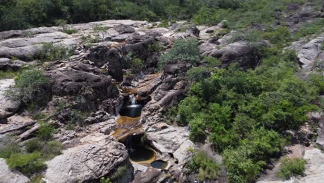 Überflug-über-Die-Wunderschönen-Posas-De-Santiago-Wasserfall-Pools,-Bolivien-Natur