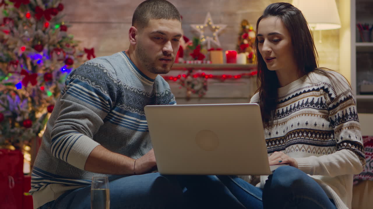una familia joven haciendo compras en línea en una computadora portátil