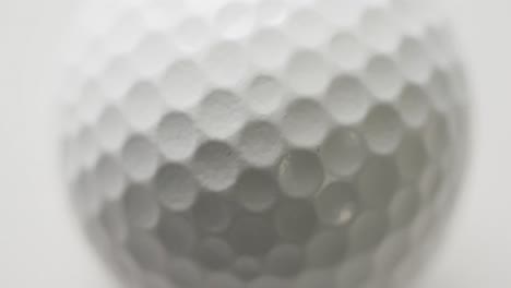 Nahaufnahme-Eines-Golfballs-Auf-Weißem-Hintergrund,-Zeitlupe