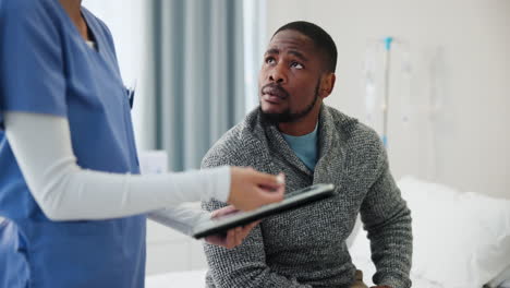 krankenschwester, die einen patienten konsultiert