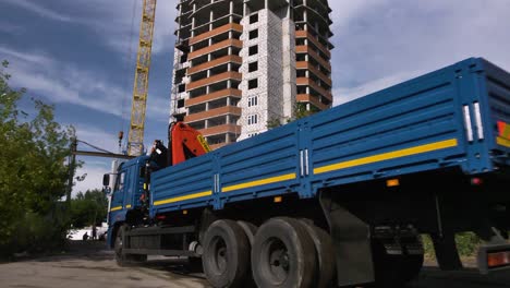 camión con grúa en un sitio de construcción