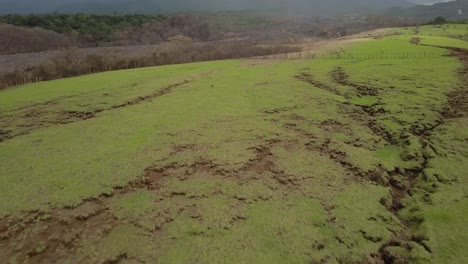 drone disparado transición de la hierba verde a la destrucción del flujo piroclástico volcánico