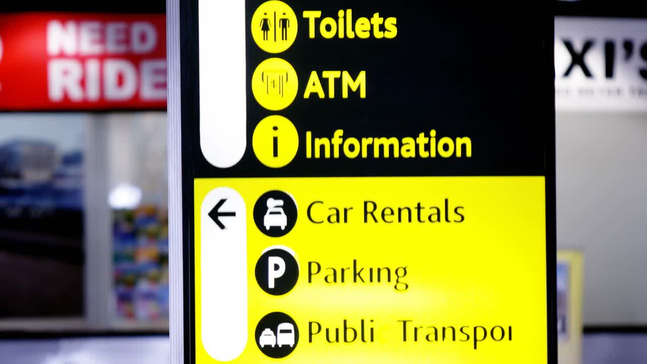 공항 터미널의 방향 표지판