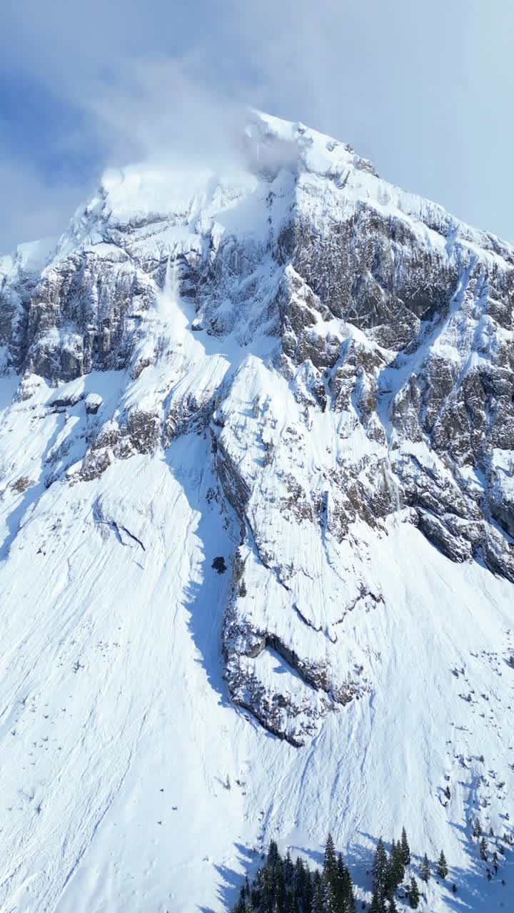 Inverno in Svizzera, Fronalpstock Schwyzer, Alpi svizzere, alpino, drone aereo innevato