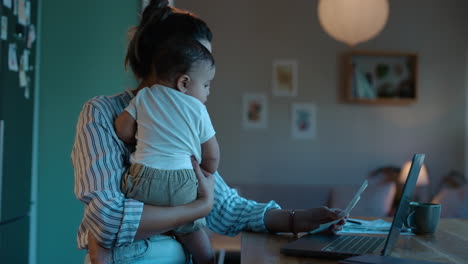 Laptop,-Fernarbeit-Und-Mutter-Mit-Baby