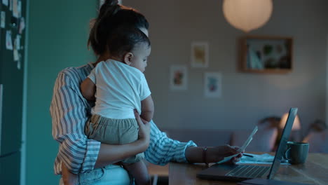 portátil, trabajo remoto y mamá con bebé