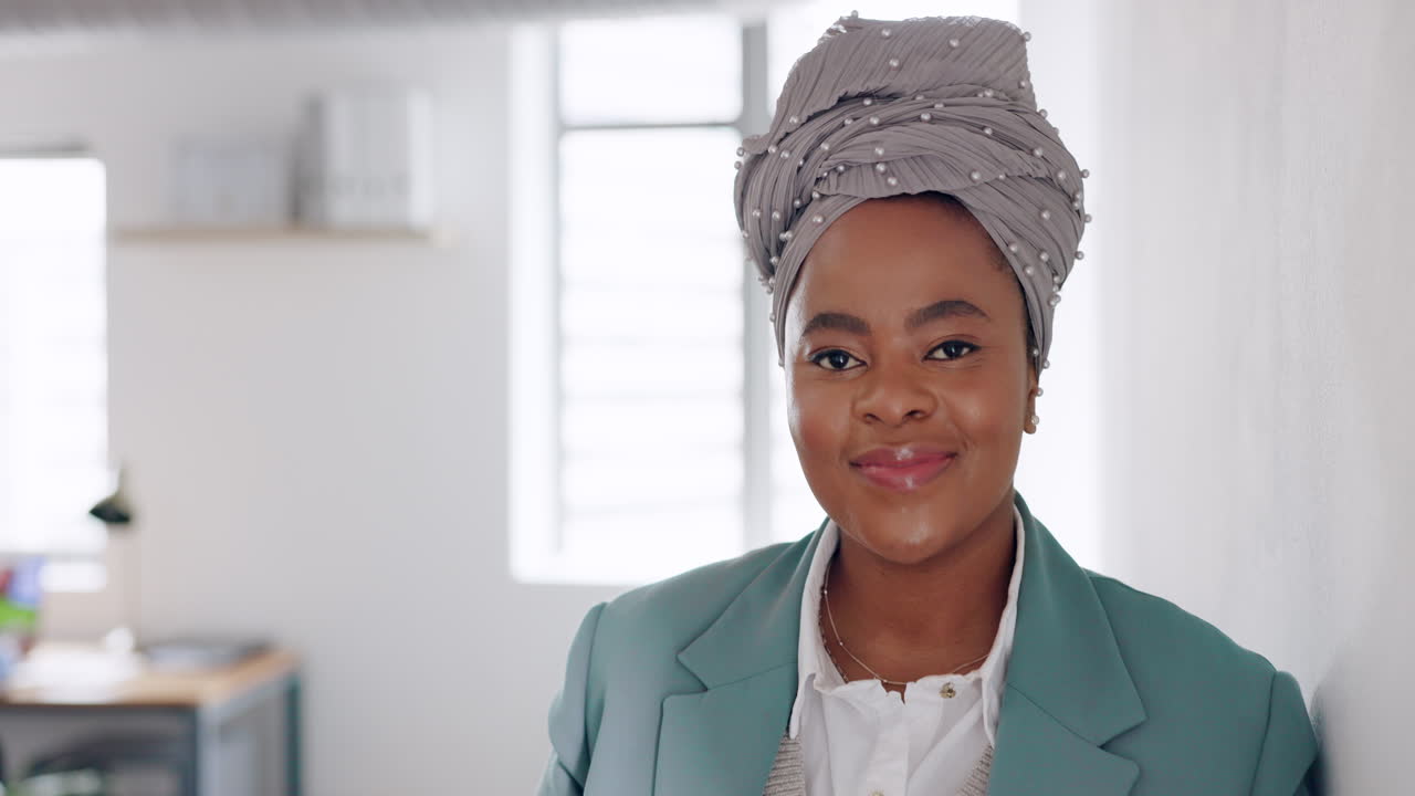 행복, 미소와 기업의 흑인 여성의 얼굴