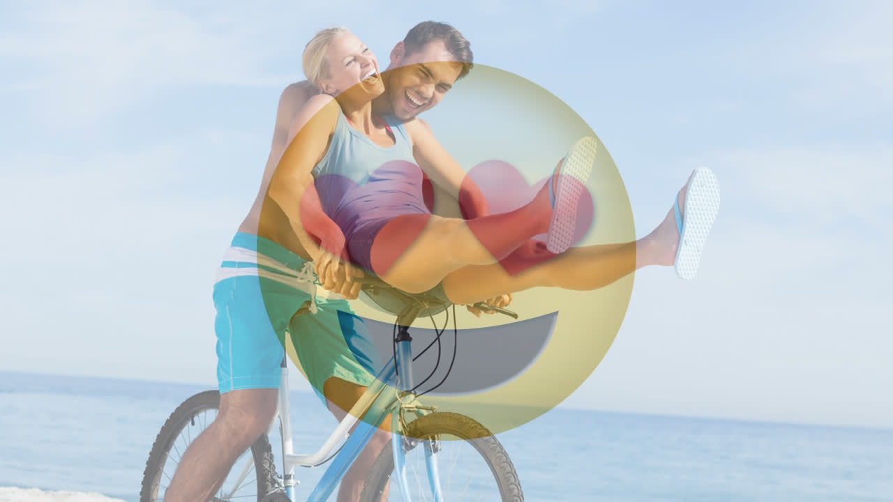 행복한 커플이 함께 자전거를 타고 발렌타인 데이를 위해 미소를 짓고 있습니다.