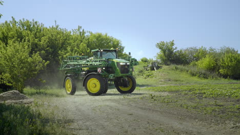 Landwirtschaftliches-Sprühgerät-Auf-Dem-Landwirtschaftlichen-Feld.-Agrarindustrie.-Landwirtschaftliche-Maschinen