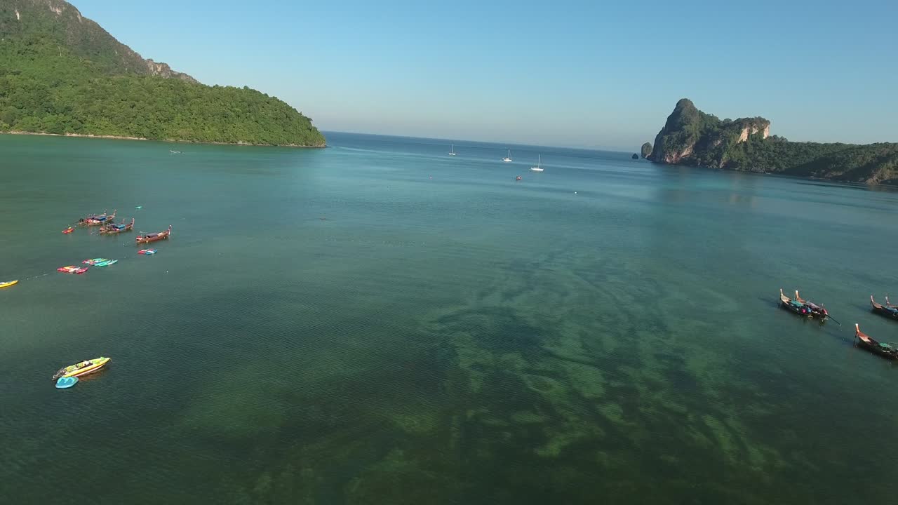 la costa del océano de kauai, hawai, vista aérea de un avión no tripulado