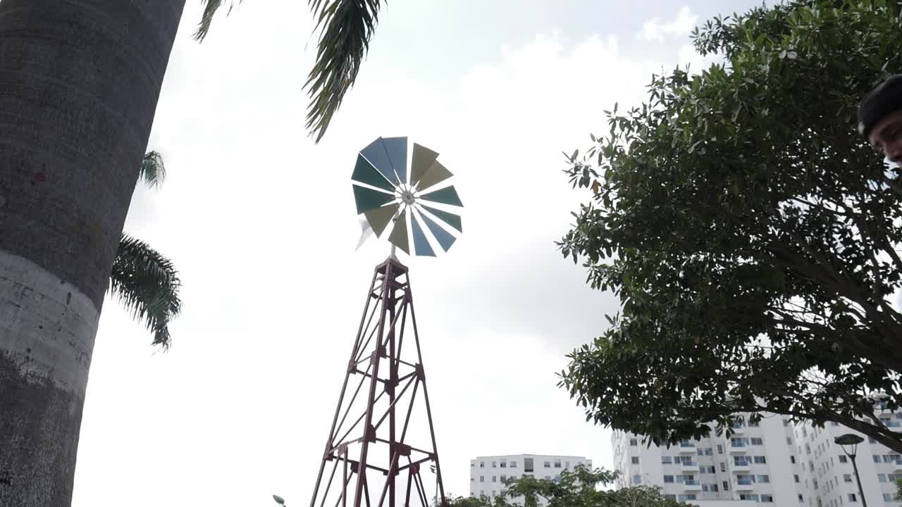 젊은 남자가 나무 위에서 공중제비를 하는 파쿠르